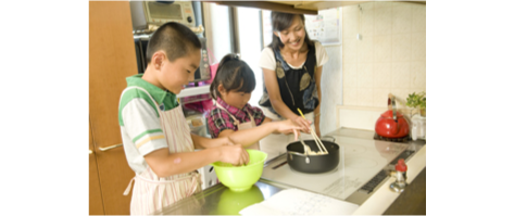 親子で料理中の画像